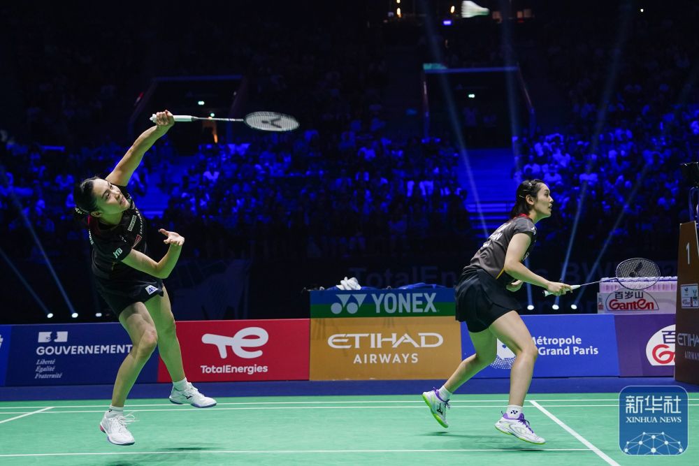 举足轻重的 举足轻重的